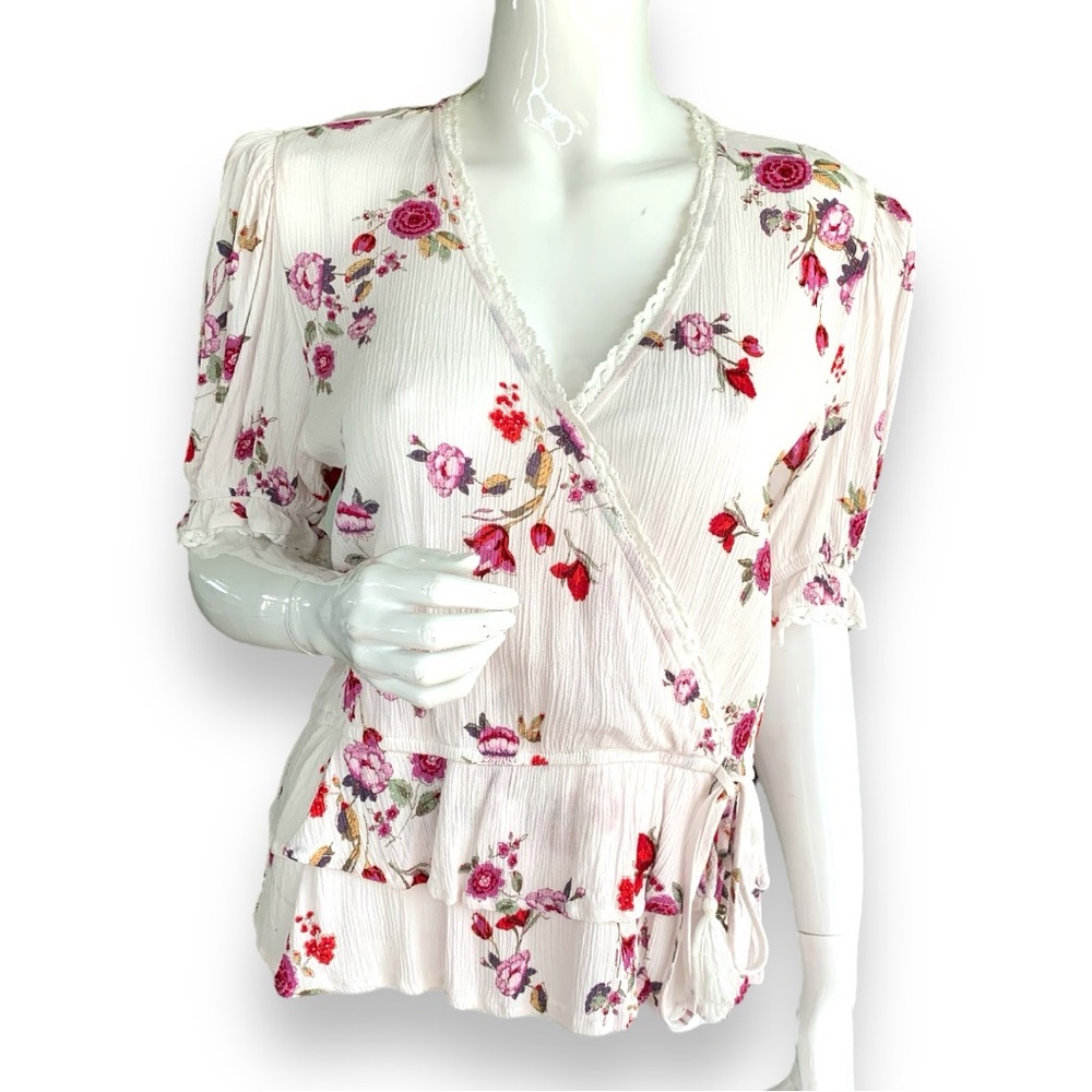 AMERICAN RAG FLORAL PRINT RUFFLE TRIN TOP. WOMEN’S SIZE LARGE